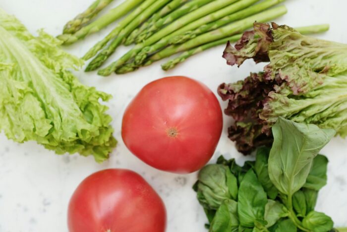 Vitamiinid ja mineraalained: värvilised puu- ja köögiviljad köögilaual